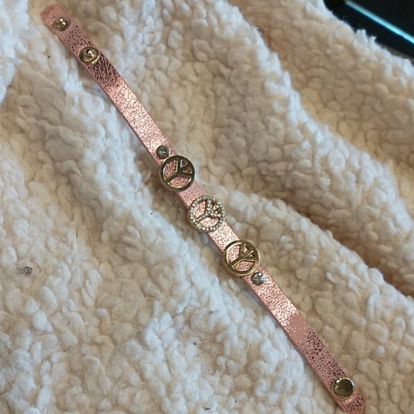 🇨🇦 Cute Pink PEACE Bracelet - Picture 3 of 4